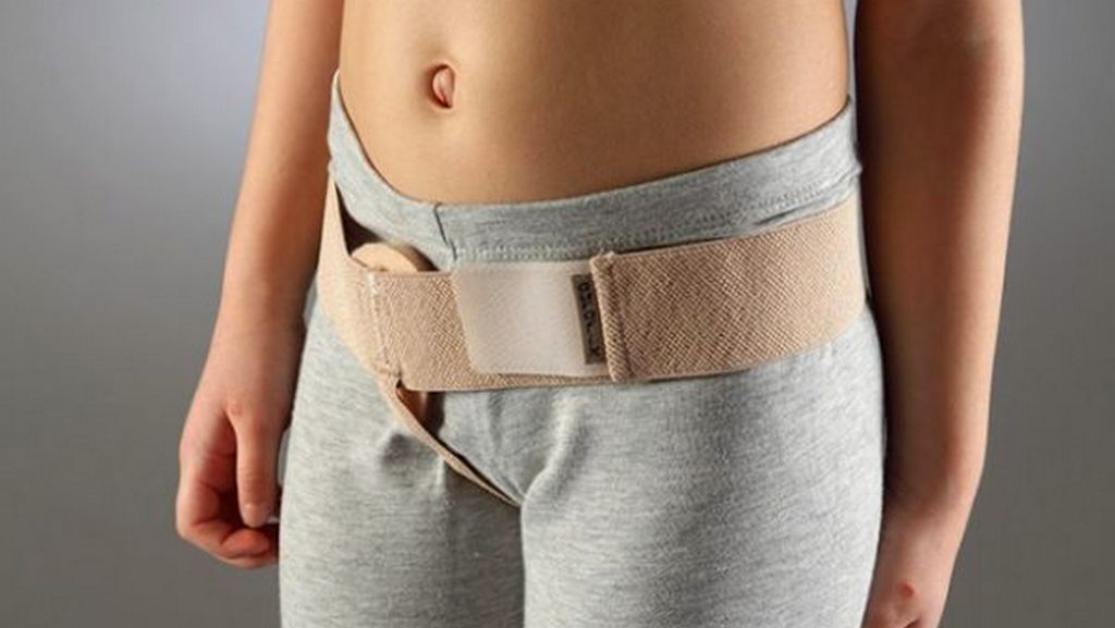 Qiz stol burchagini ishqalaydi