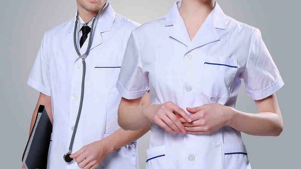 iPad-тағы жас тай порно BDSM кеуде пирсингінің фотосуреттері