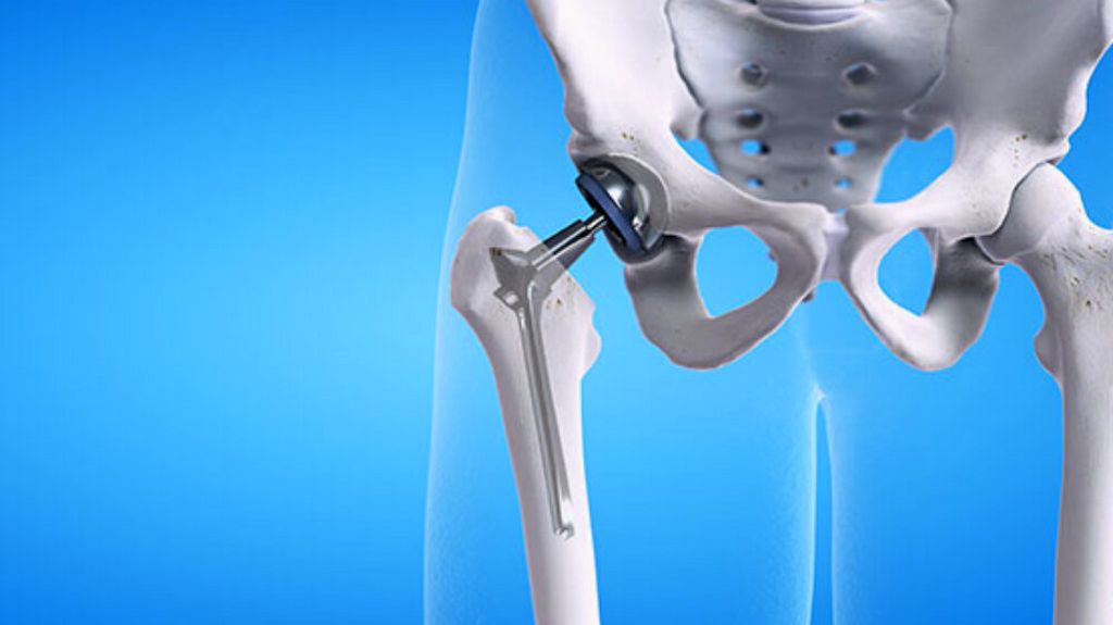 Догги стиліндегі бейнеде есектерін жыпылықтаған жалаңаш әйелдер