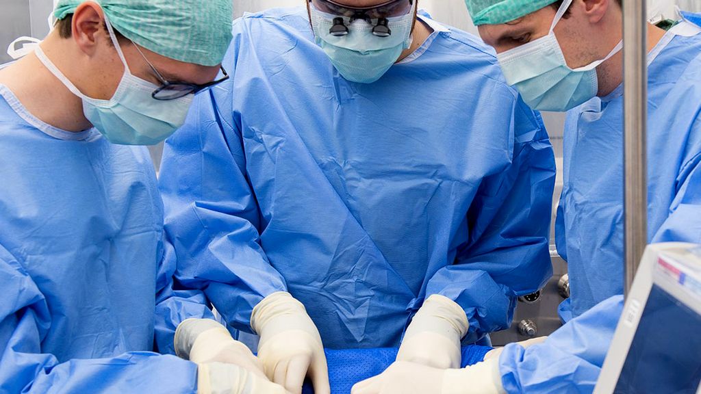 Порно суреттерді көз сүзеді